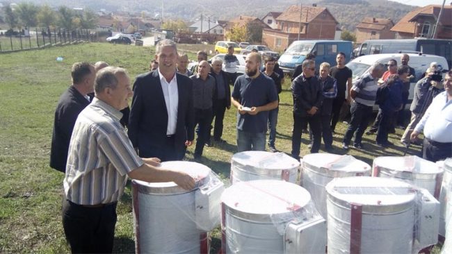 Gjilani shpërndan paisjeve elektrike – centrifuga për bletarët