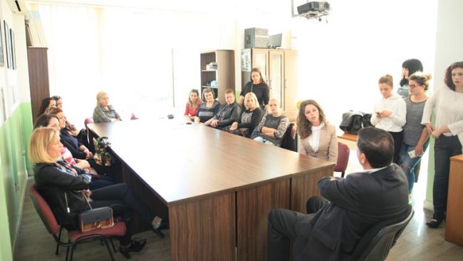 Haziri përgëzon shoqatën “Gilan” për suksesin në trajnimin e grave në zanatin e rrobaqepësisë