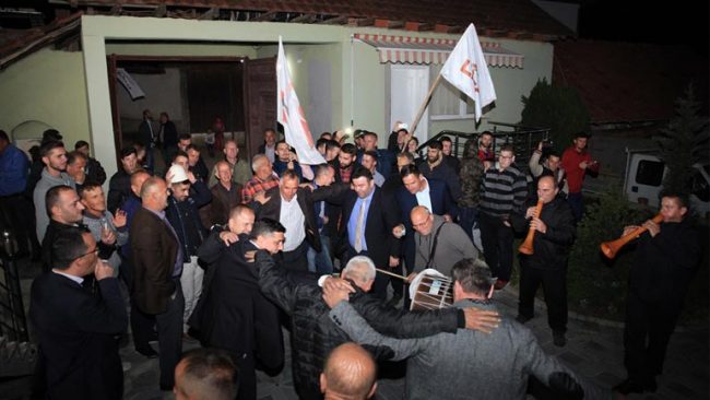 Lutfi Haziri pritet si triumfues i madh në Haxhaj
