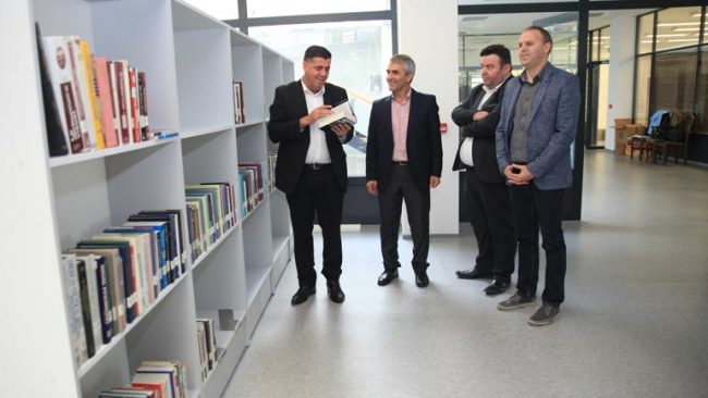 Mbi 80 mijë tituj të librave janë duke u bartur në bibliotekën e re të Gjilanit