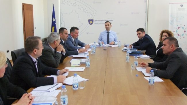 Ministri Lluka angazhohet për zgjidhje të qëndrueshme për ndërmarrjeve publike
