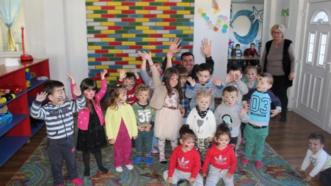 Halloween: Haziri viziton fëmijët e një çerdheje