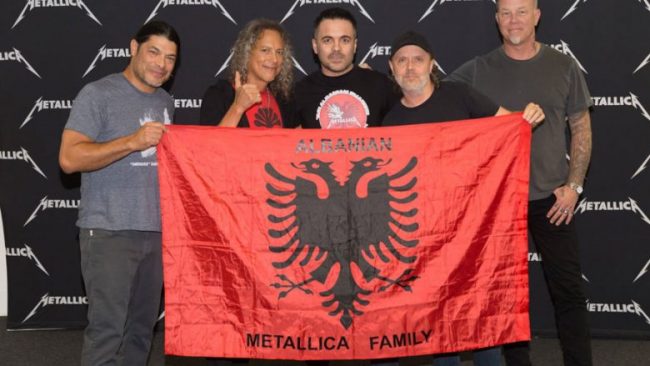 Fansi i Metallicas publikon imazh të bendit legjendar me flamurin kuq e zi