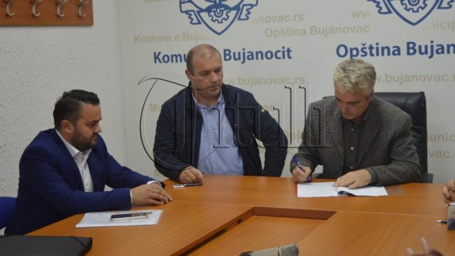 Nënshkruhet kontrata e rrugës Muhoc-Breznicë në vlerë afro 2 milion dinarë