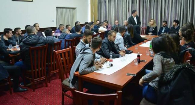Pajaziti takon studentët, shpalosi platformën e PDK-së për rininë studentore