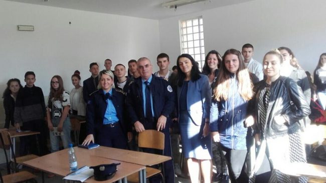 Policia pjesë e debateve për sigurinë në shkolla