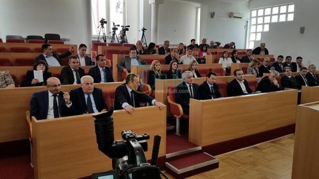 Të shqetësuar me shkarkimet e këshillave drejtuese nëpër organizata publike
