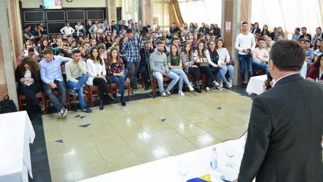 Pajaziti pjesë e debatit “Rinia debaton”