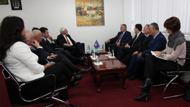 Ministri Rrustem Berisha priti në takim ish-zëdhënësin e NATO-s, Jamie Shea