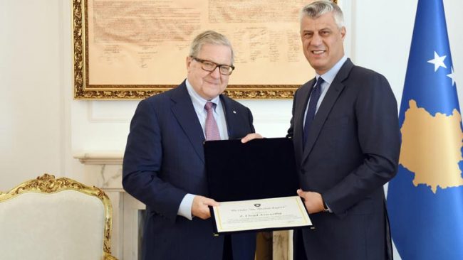 Presidenti Thaçi dekoroi ish-ministrin Lloyd Axworthy, me Urdhrin “Dr. Ibrahim Rugova”