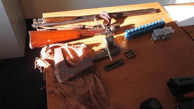 Gjatë bastisjes ku sekuestrohen edhe armë, sulmohen policët!