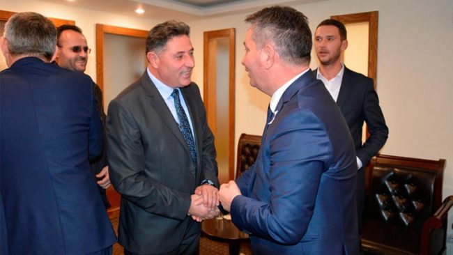 Ministri Pal Lekaj takon kryetarin e Kamenicës në largim Begzad Sinanin