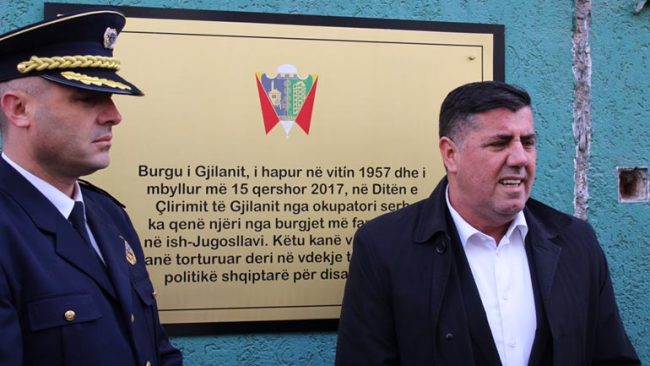 Haziri zbulon pllakën përkujtimore në ish-burgun e Gjilanit