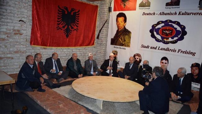 Shqiptarët e bashkuar rreth sofrës së bekuar dardane