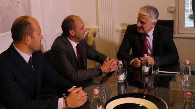 Dy Qeveri, një diasporë shqiptare
