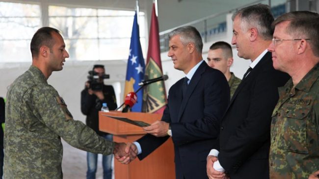 Presidenti i Kosovës gradoi pjesëtarët e FSK-së nga radhët e komuniteteve