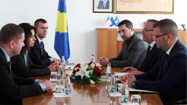 Ministri Bedri Hamza priti në takim Drejtoreshën e Konstituencës së FMN-së për Kosovën Michaela Erbenova
