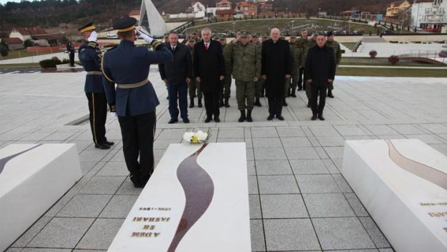 Ministri dhe komandanti i FSK-së bënë homazhe dhe nderime në Prekaz