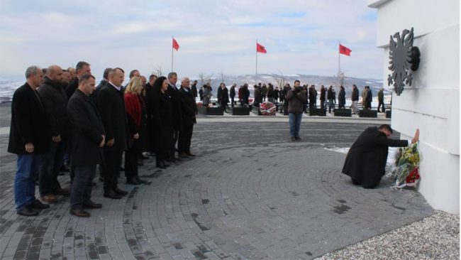 Haziri me bashkëpunëtorë bëri homazhe tek varrezat e dëshmorëve