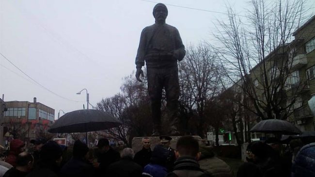 Në qendër të Gjilanit shpaloset shtatorja e Idriz Seferit (e plotësuar)