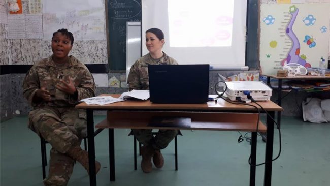 Ekipi shëndetësor i KFOR-it amerikan mbajti ligjëratë me gratë e komunës së Vitisë
