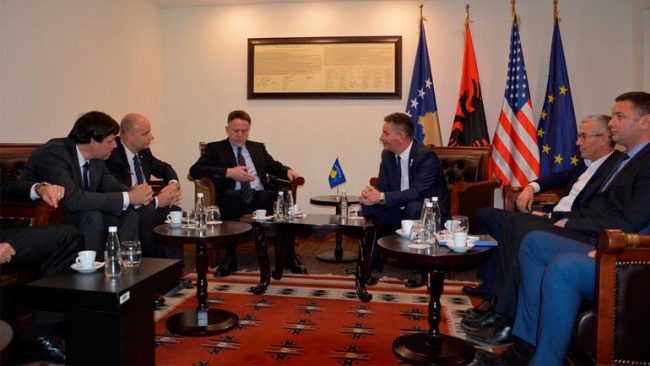 Ministri Lekaj takohet me një grup investitorësh çek