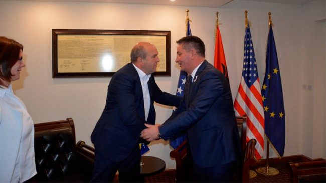Ministri i Infrastrukturës takon kryetarin e Novobërdës