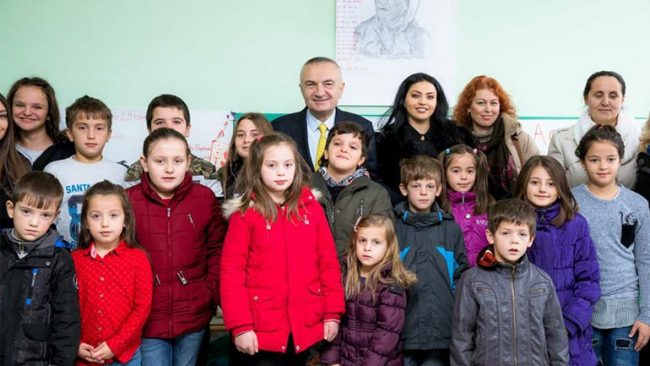 Presidenti Meta vizitoi shkollën shqipe me 15 nxënës në Medvegjë