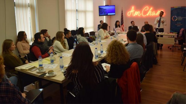 Oda Ekonomike Amerikane me tryezë për rolin e edukimit në nxitjen e ndërmarrësisë