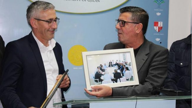 Lutfi Haziri nderon me mirënjohje Rexhep Kadriun për angazhimin e tij të madh si nënkryetar i Gjilanit