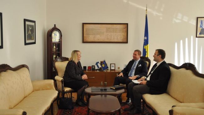 Ministri Sefaj priti në takim ambasadoren e Finlandës në Kosovë