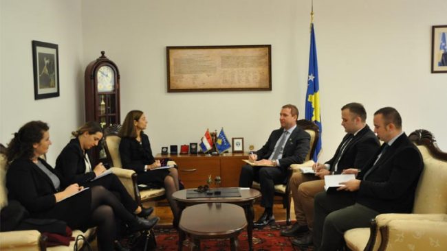 Ministri Sefaj priti në takim ambasadoren e Holandës, znj.Gerrie Willems