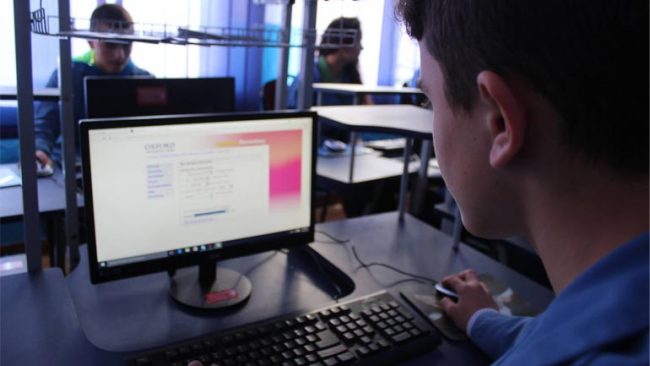 Shkolla e Pozheranit bëhet me kabinet të informatikës
