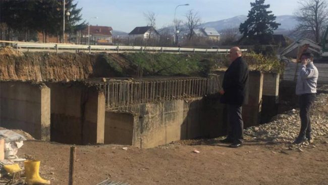 Kreu i Vitisë inspekton punimet në ndërtimin e urës së re dhe të tregut të kafshëve