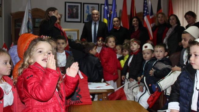 Kreu i Vitisë priti për vizitë fëmijët e çerdhes “Gëzimi Ynë“