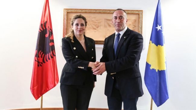 Kryeministri i Kosovës priti në takim ministren shqiptare të Mbrojtjes
