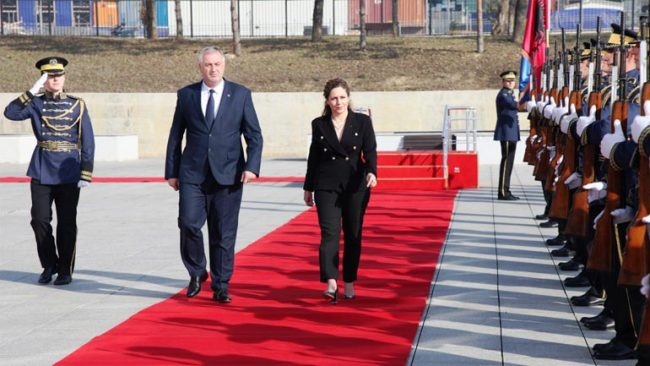 Ministri Berisha priti ministren e Mbrojtjes së Shqipërisë