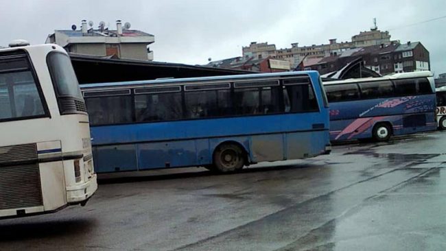 Vozitë autobusin në gjendje të dehur, shkakton dëme të konsiderueshme