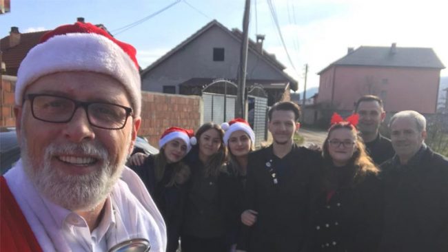 Rotaraktorët shpërndajnë dhurata për fëmijët e familjeve në nevojë dhe për fëmijët romë
