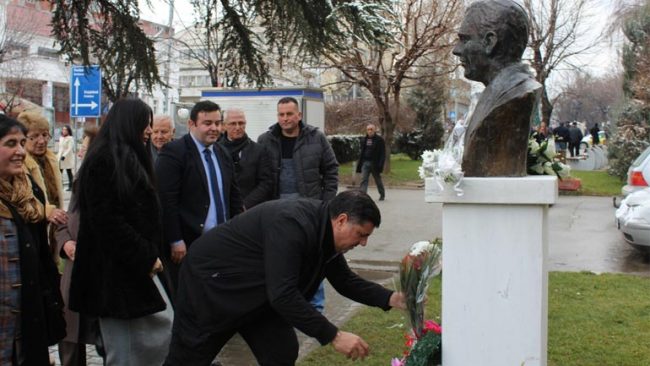 Haziri bën homazhe para bustit të Esat Berishës në 73-vjetorin e ekzekutimit pa gjyq