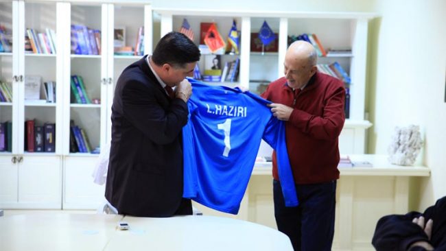 Hazirit i dhurohet fanella me numër 1!