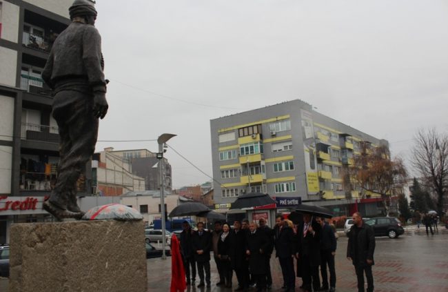 Haziri dhe Mustafa bëjnë homazhe para shtatores së Idriz Seferit