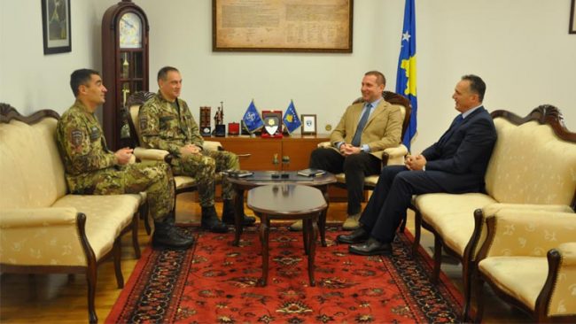 Ministri Sefaj priti në takim komandantin e KFOR-it, Gjeneral Major Salvatore Cuoci