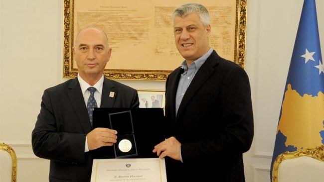 Presidenti Thaçi dekoroi kryetarin e Komitetit Olimpik të Kosovës me Medaljen Presidenciale të Meritave
