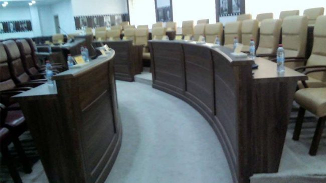 Sot betohen anëtarët e rinj të Kuvendit dhe kryetari i komunës