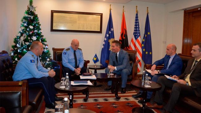 Ministri Lekaj e Kolonel Ahmeti bisedojnë për ngritjen e bashkëpunimit lidhur me sigurinë rrugore