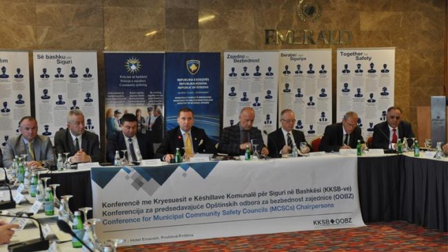 Ministri Sefaj priti në takim kryetarët e komunave të Kosovës