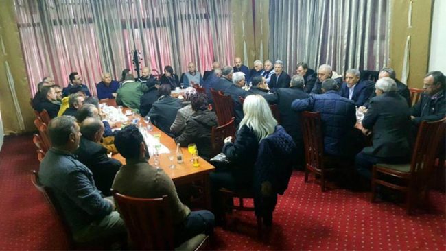 Shokë e bashkëvendës përkujtuan Reshat Sadikun në 5 vjetorin e vdekjes