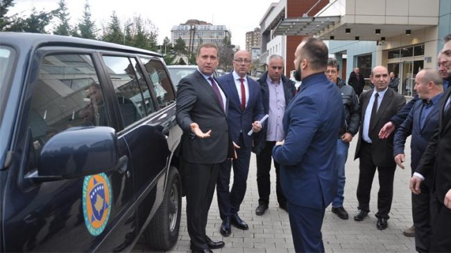 Ministri Sefaj dorëzoi vetura për shërbimet emergjente për tri komunat veriore