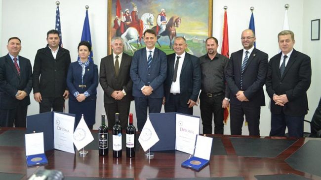 Medalje për fituesit e garës së dhjetë ndërkombëtare të verërave